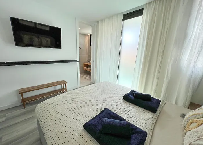 3 Bedrooms, Spacious Apartment 60 M From The Beach