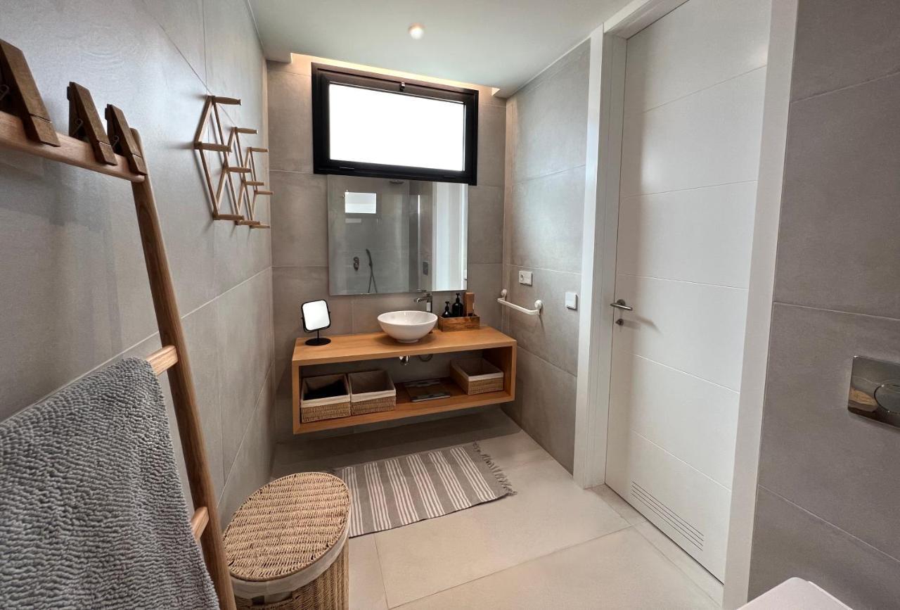 3 Bedrooms, Spacious 60 M From The *