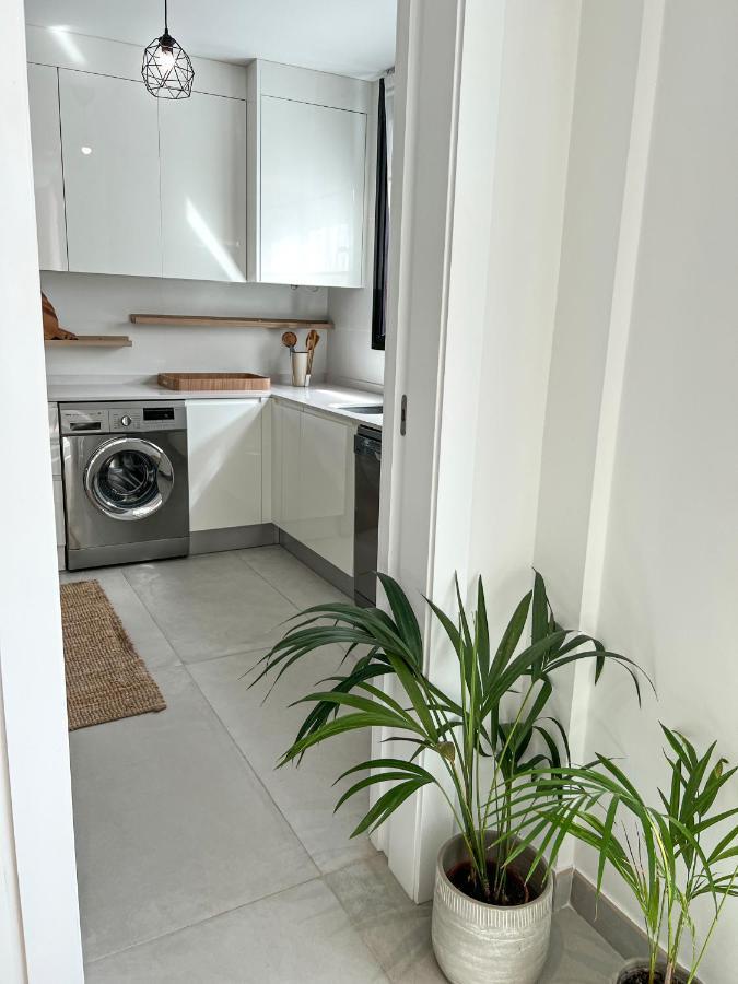 Apartment 3 Bedrooms, Spacious 60 M From The *